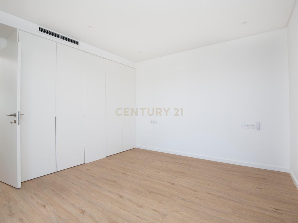 Moradia T3+1 em Murches | Lote 340m² | Piscina | Jardim | Garagem - Image 11