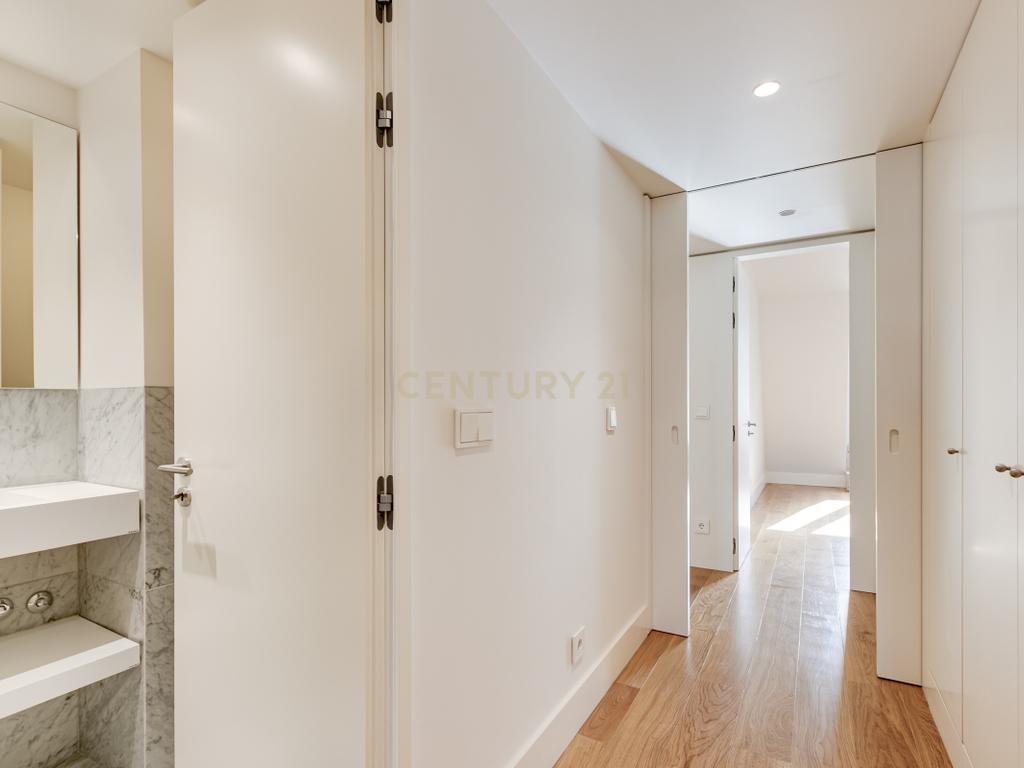 Apartamento T2+1 inserido no emblemático Edifício "Alegria 25". - Image 16