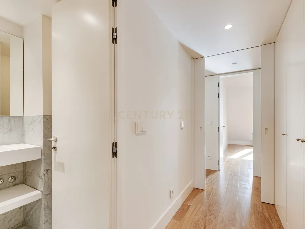 Apartamento T2+1 inserido no emblemático Edifício "Alegria 25". - Image 16