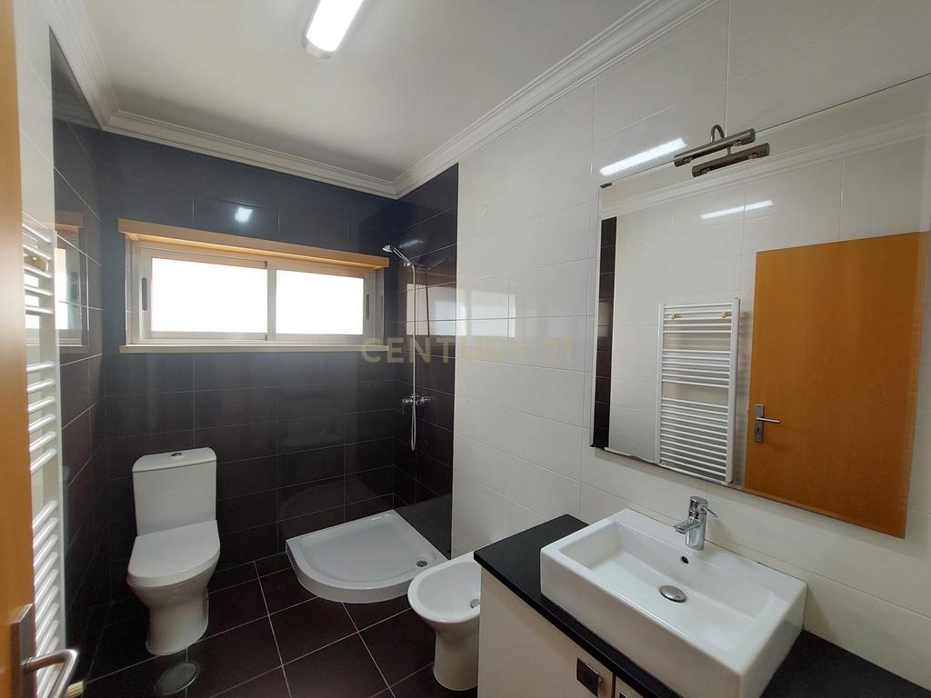 Moradia T4 de 3 Pisos com Piscina e Jardim - Image 9