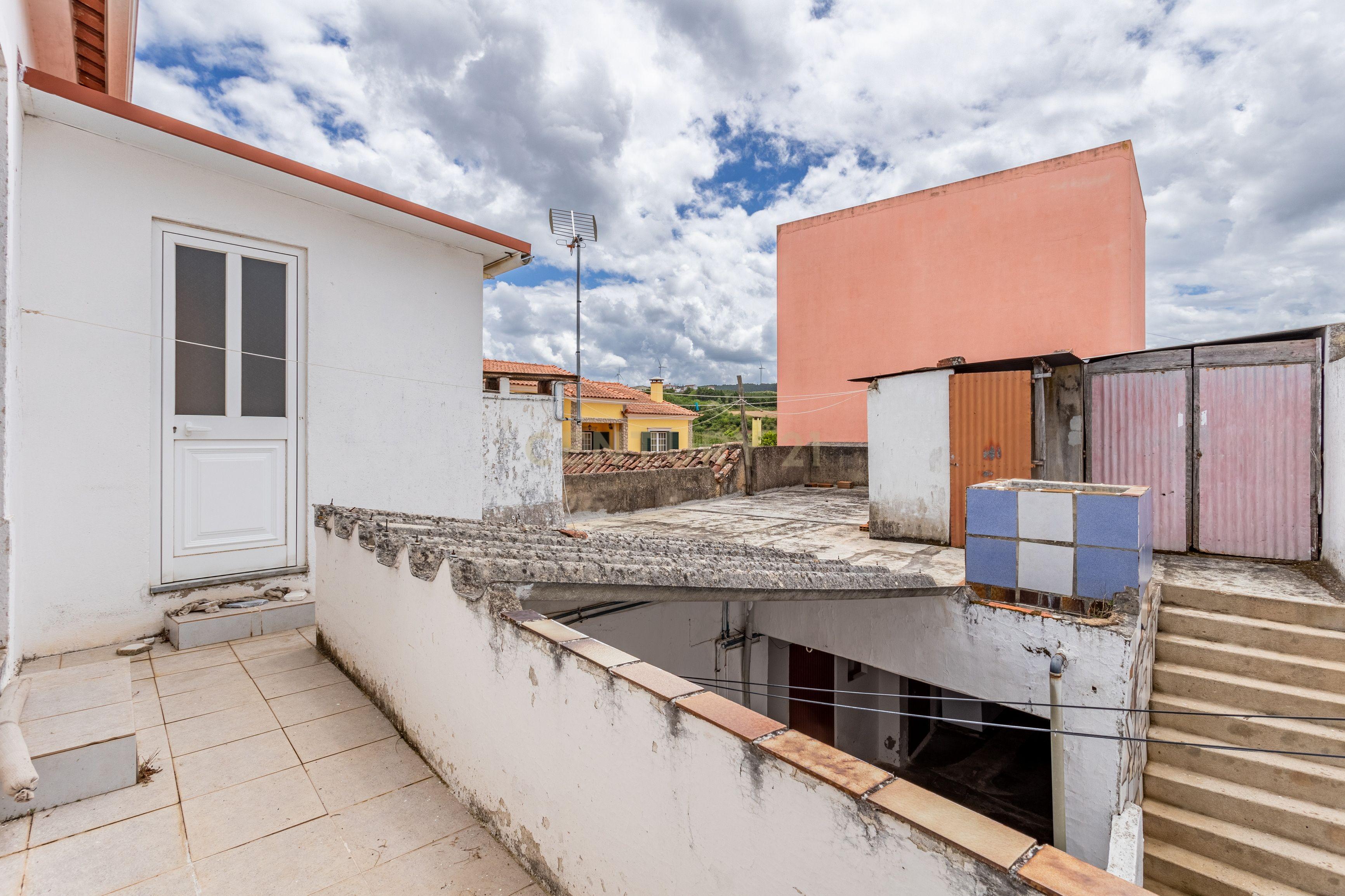 Prédio em Painho, Cadaval, com logradouro e terraço. - Image 7