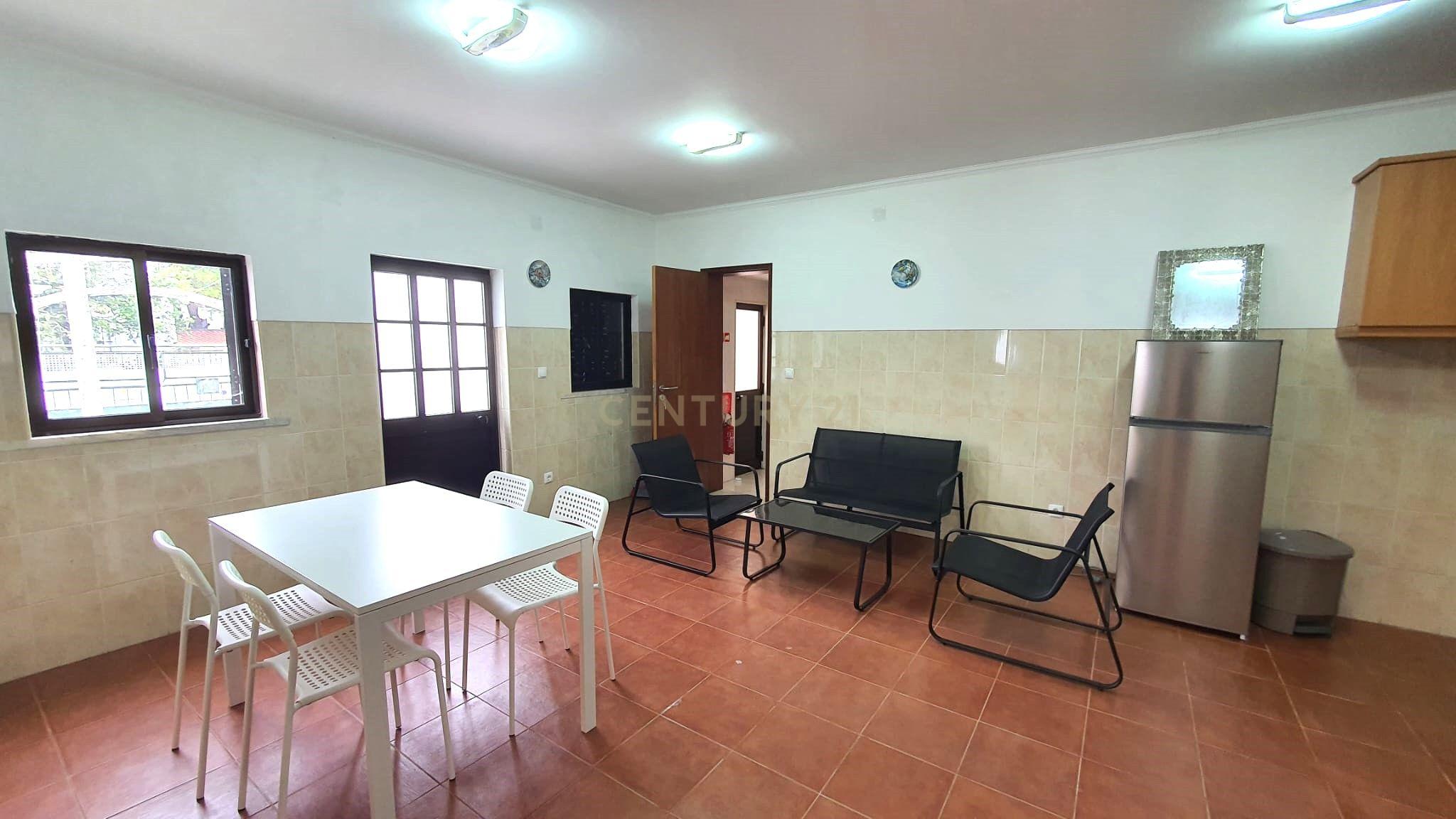 Moradia Térrea nas Quintinhas inserida num lote de 264m2 - Charneca Caparica - Image 10