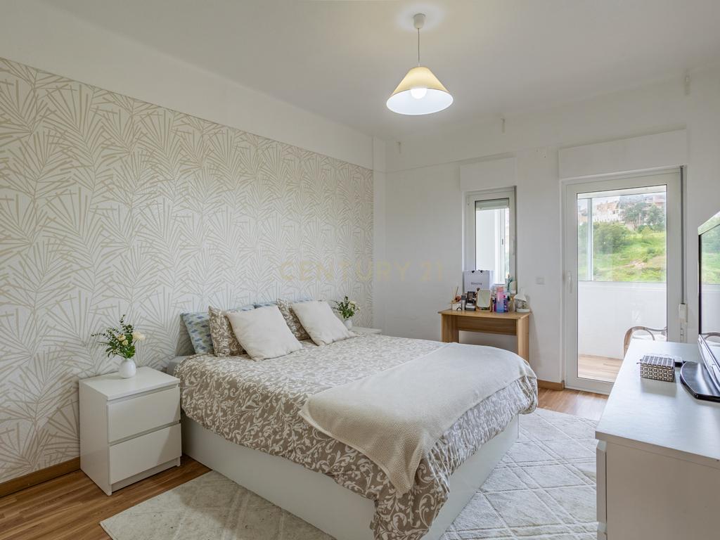 Apartamento T2 na Nazaré - Totalmente Remodelado com Vista Mar - Image 12