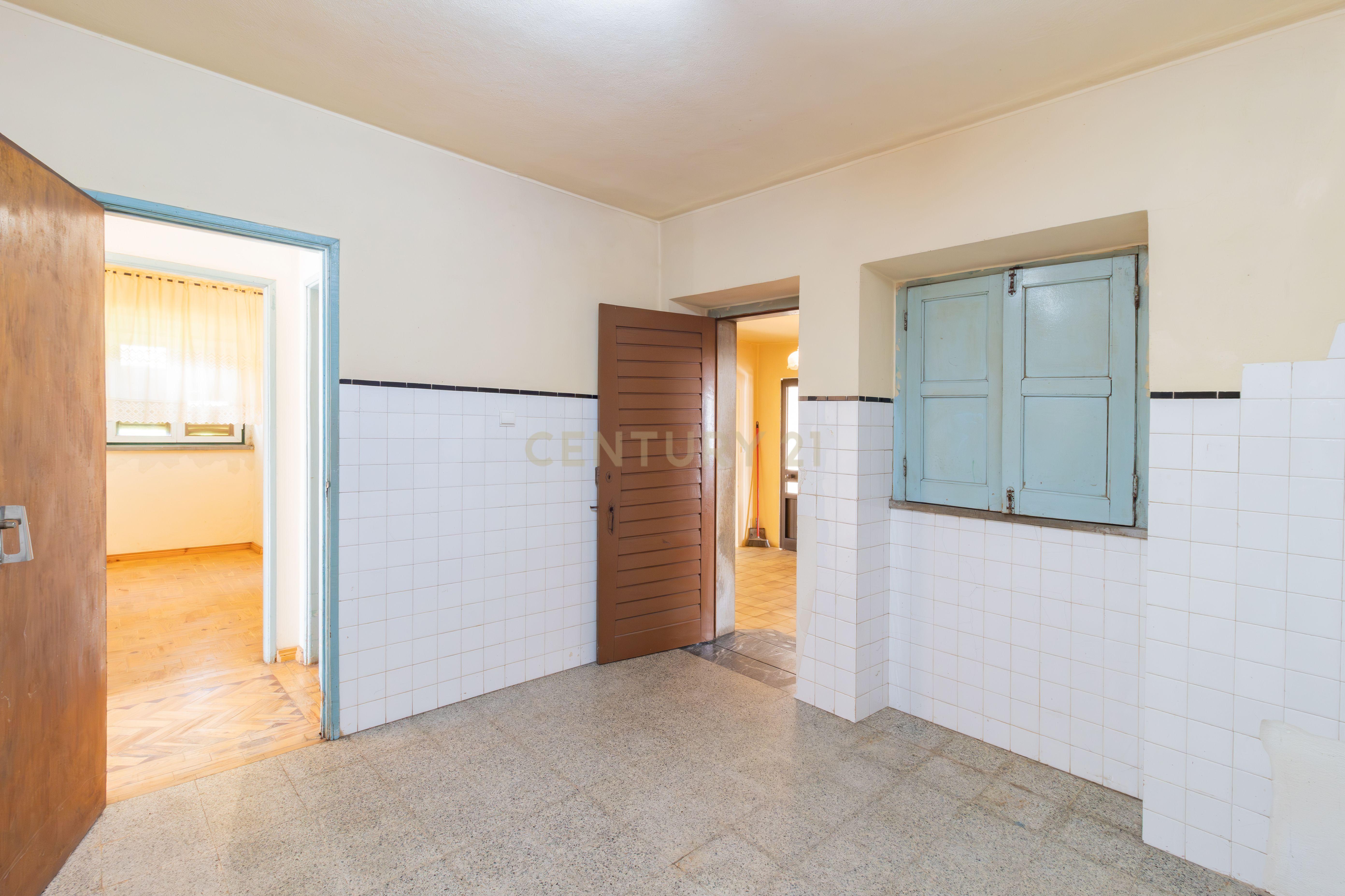 Moradia Isolada T3 em Arrimal, Porto de Mós – Com Terreno, Garagem e Anexos - Image 10