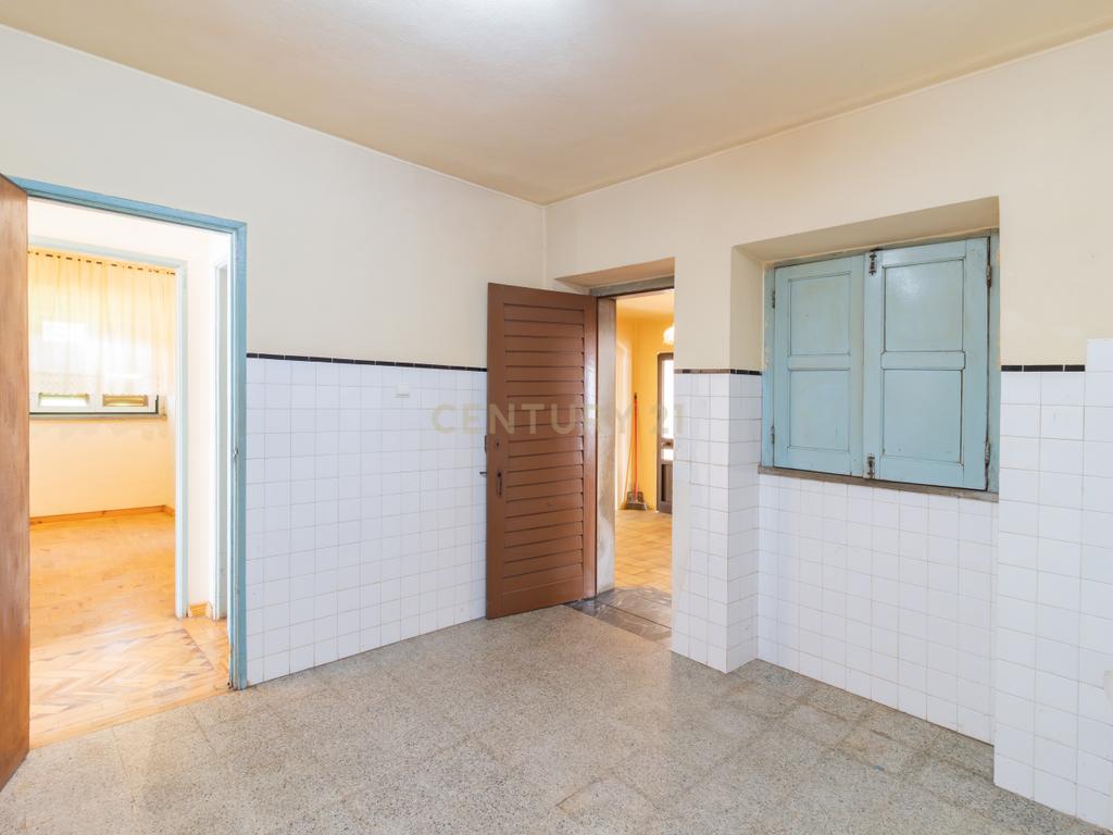 Moradia Isolada T3 em Arrimal, Porto de Mós – Com Terreno, Garagem e Anexos - Image 10