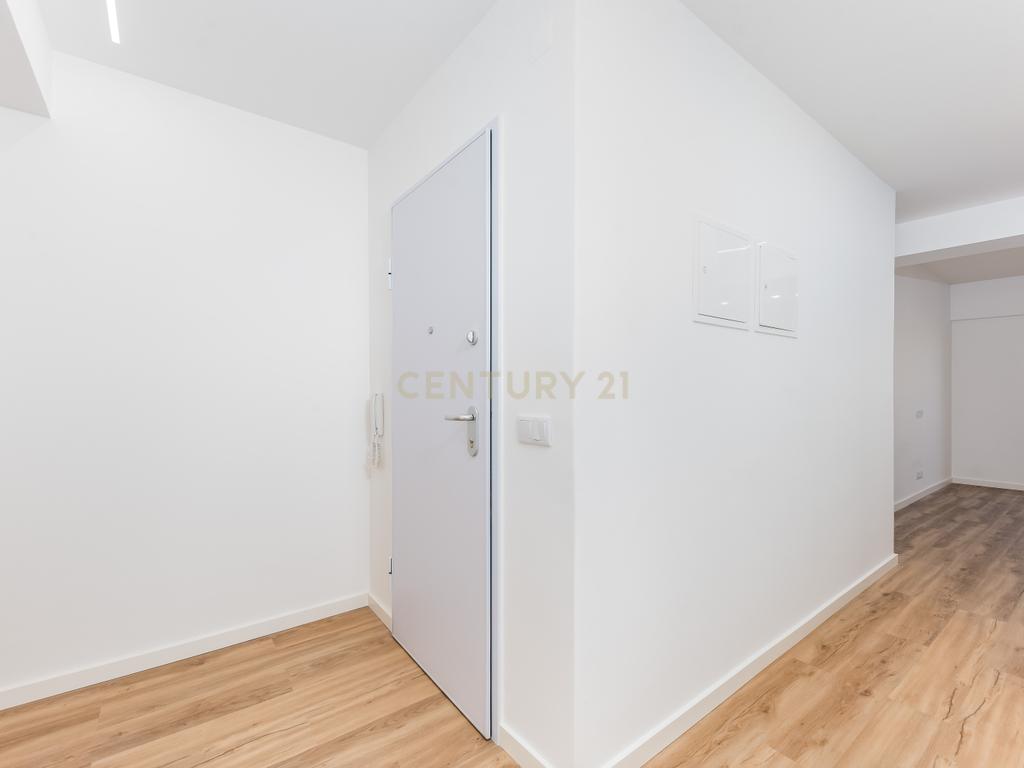 T2 Totalmente Remodelado com Terraço — Almada Centro. - Image 25