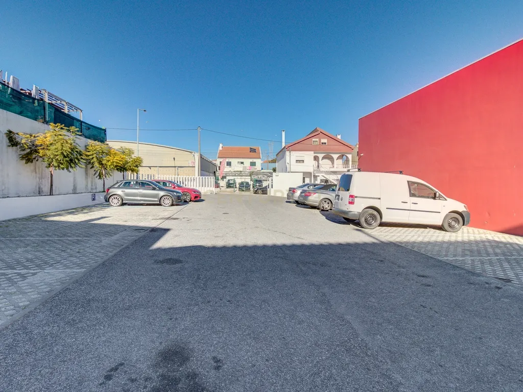 Loja para comércio e serviços com 836m2, lote de terreno com 1.722m2 e 21 lugares, na Amadora - Image 6