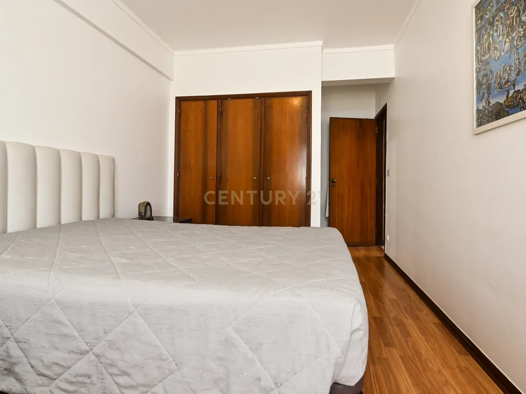 Apartamento T3 semi-remodelado, luminoso e pronto a habitar, na Rinchoa (Sintra). - Image 16