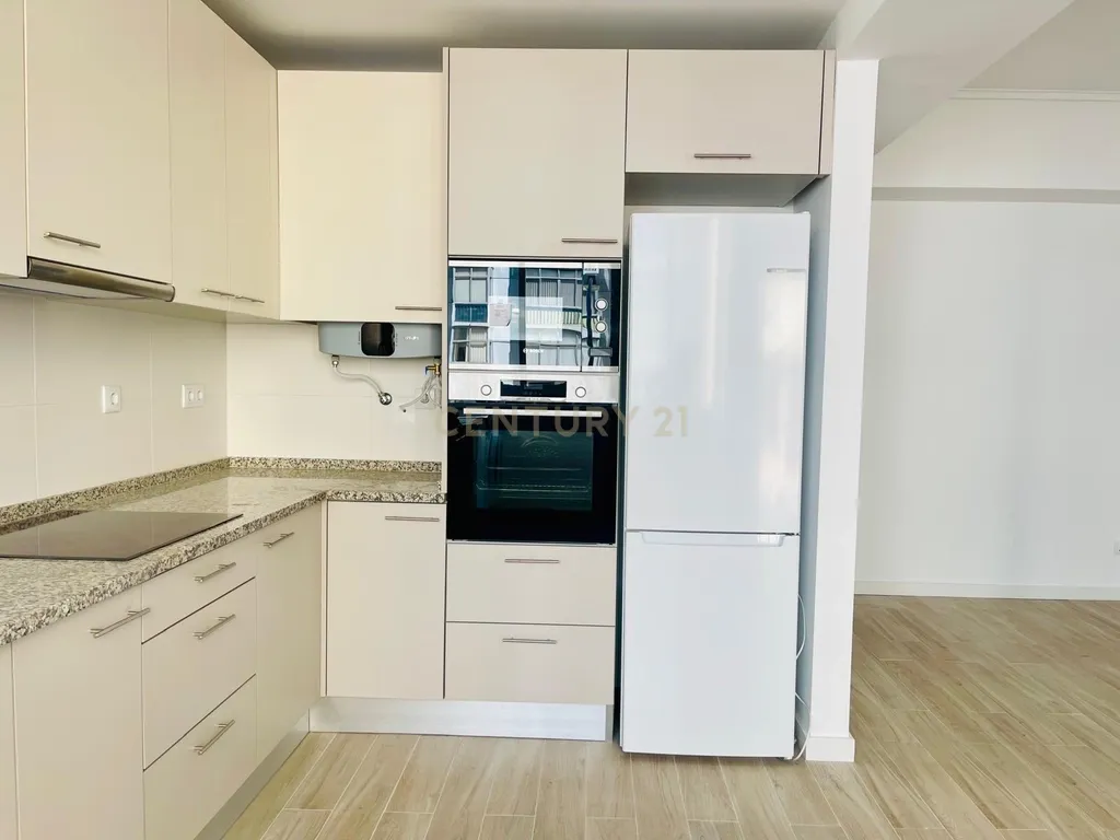Apartamento Renovado com Vista Rio em Lisboa - Image 10