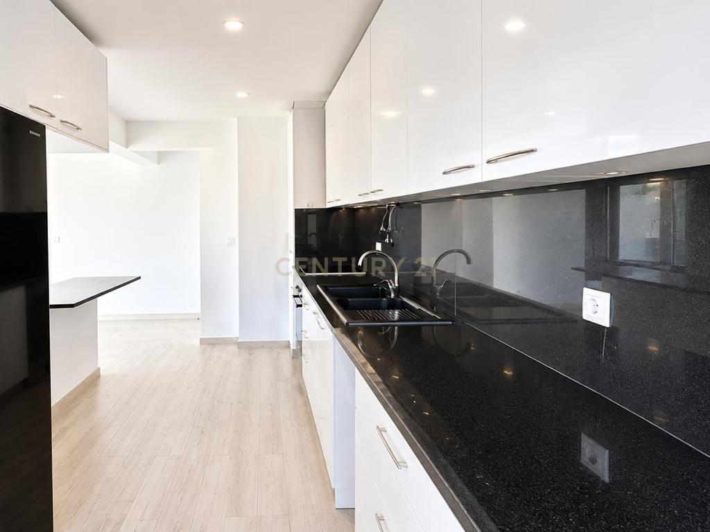 Apartamento T3 Remodelado | Odivelas | Negociável - Image 3