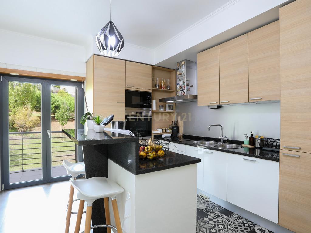 Apartamento T2 Moderno nas Colinas do Cruzeiro | 2 Lugares de Garagem e Varanda - Image 1