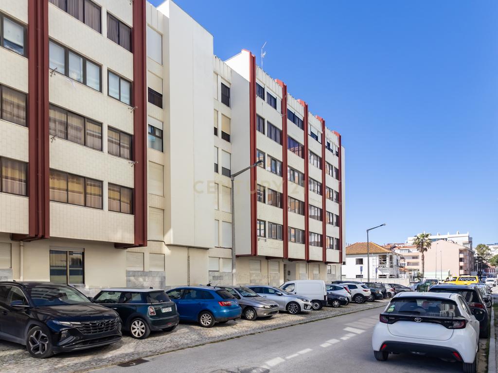 Apartamento T2 de 98m2 com Excelentes Áreas e 2 WC no Centro da Costa da Caparica - Image 5