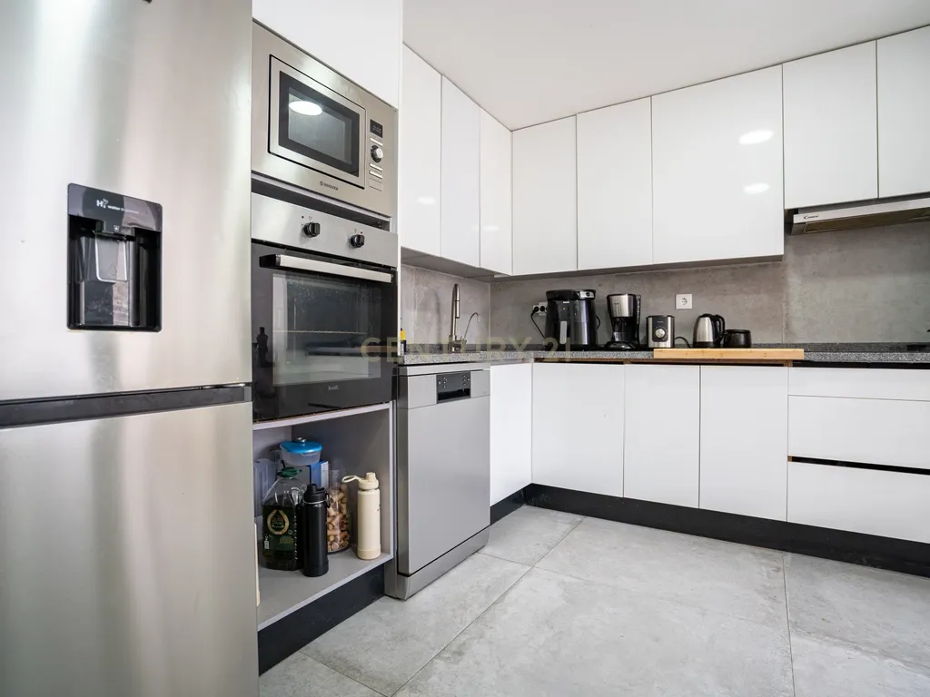 Fantástico Apartamento T2 Transformado em T3 na Parede – Próximo da Praia com estacionamento - Image 22