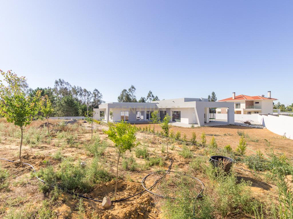 Vila Alegre / Fernão Ferro - Luxuosa moradia isolada térrea de 4 assoalhadas com arquitetura comtemporânea inserida em lote de 2775 m² - Image 36