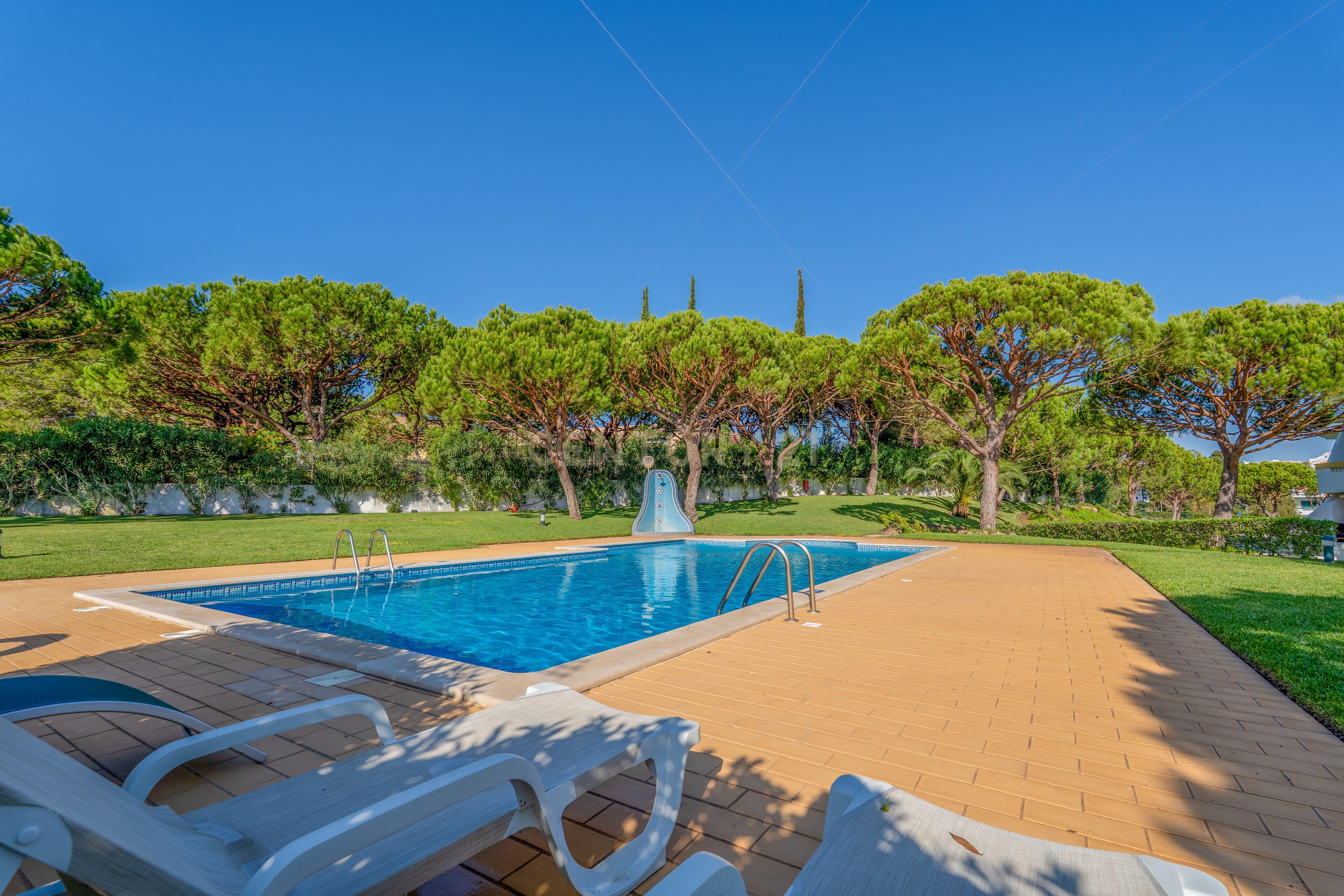 Fotografia 4 de Moradia  com Piscina  na Praia da Falésia em condomínio privado com grande Jardim.