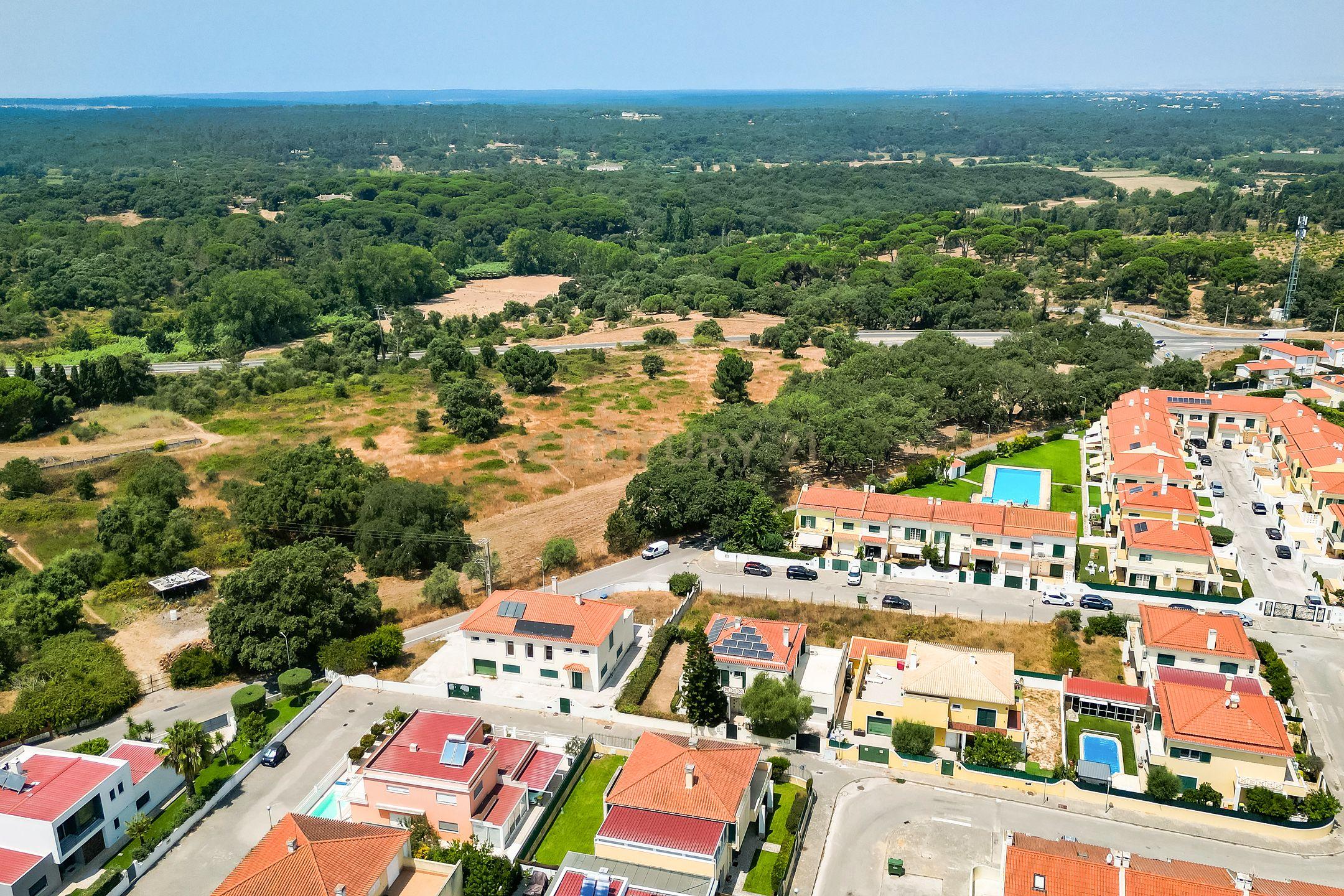 Fotografia 5 de Moradia T5 isolada, implantada num lote de terreno com 466 m², situada numa zona residencial tranquila de Aldeia de Irmãos, em Azeitão.