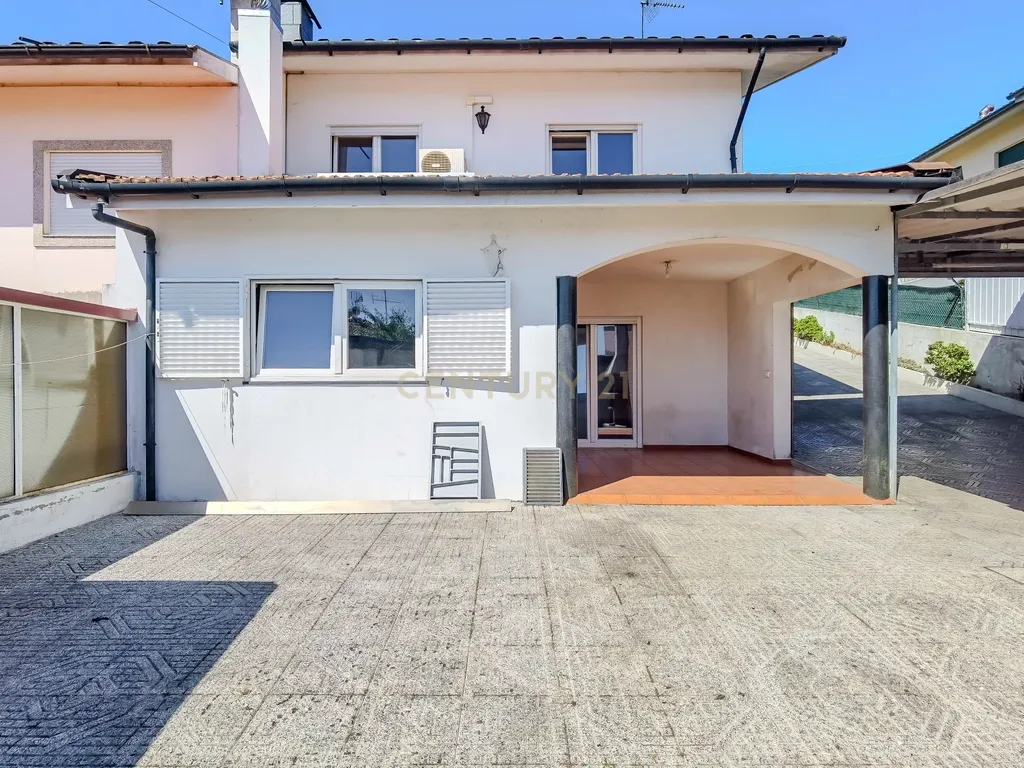 Moradia T4+1, 3 frentes, terraço, garagem - Trofa, Porto - Image 11