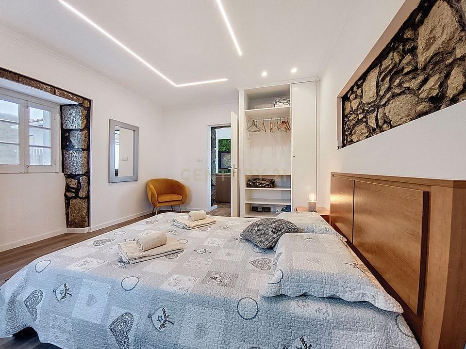 Moradia Totalmente Renovada com 2 Apartamentos T1 e Vista Mar na Algarvia - Image 12