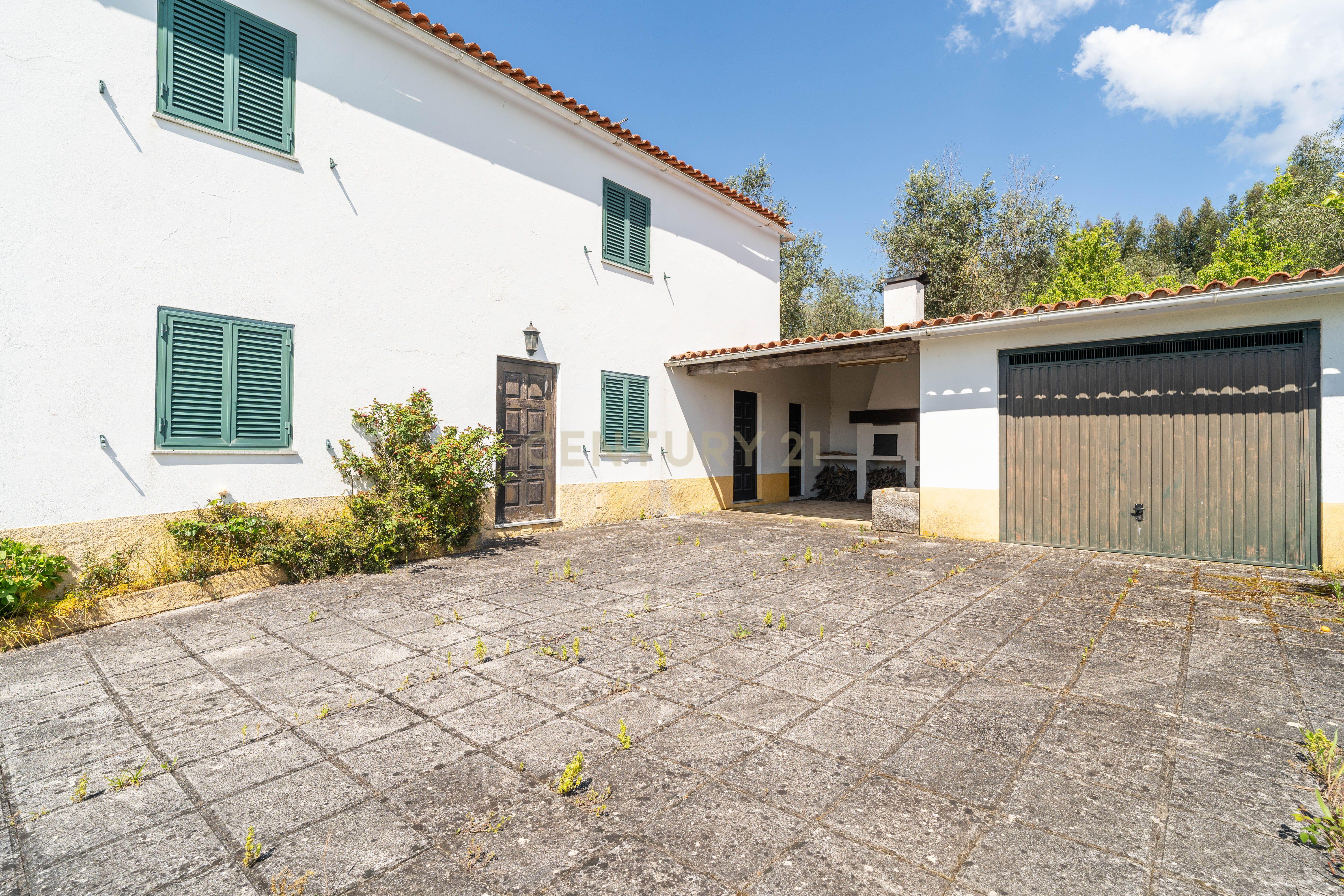 Moradia c/ Terreno e Garagem na Chapinheira - Image 2