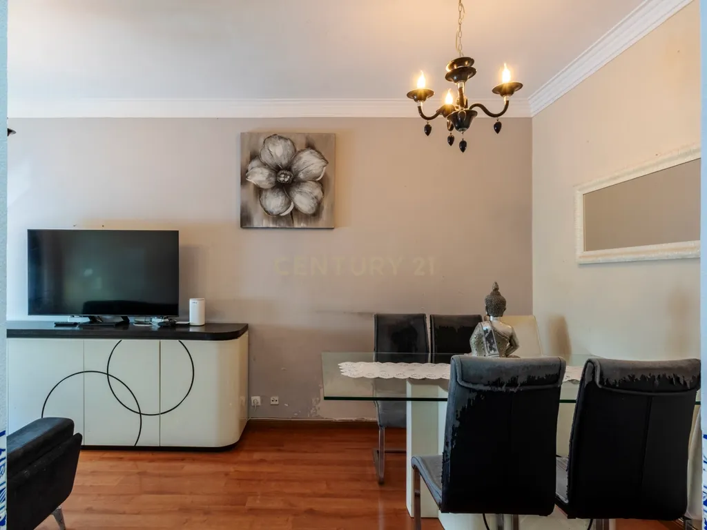 T2 com Potencial no Coração de Cacilhas Prático, Central e com o Charme da Tradição - Image 4