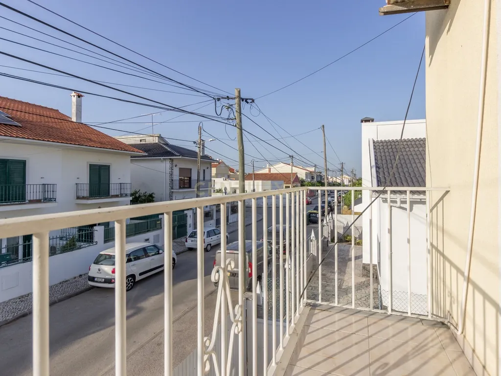 Quinta do Conde - Moradia Geminada de 4 + 1 assoalhadas em excelente estado de conservação - Image 14