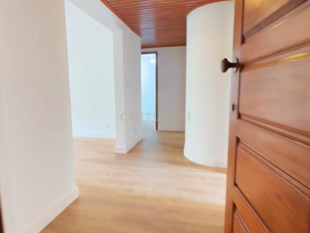 T2 remodelado com garagem em Cascais - Image 9