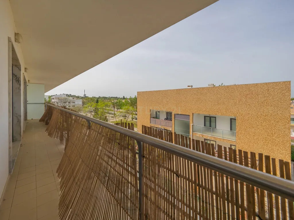 Apartamento T3 com Duas Varandas e Dois Lugares de Estacionamento, na Vila Serena, Pinhal Novo - Image 2