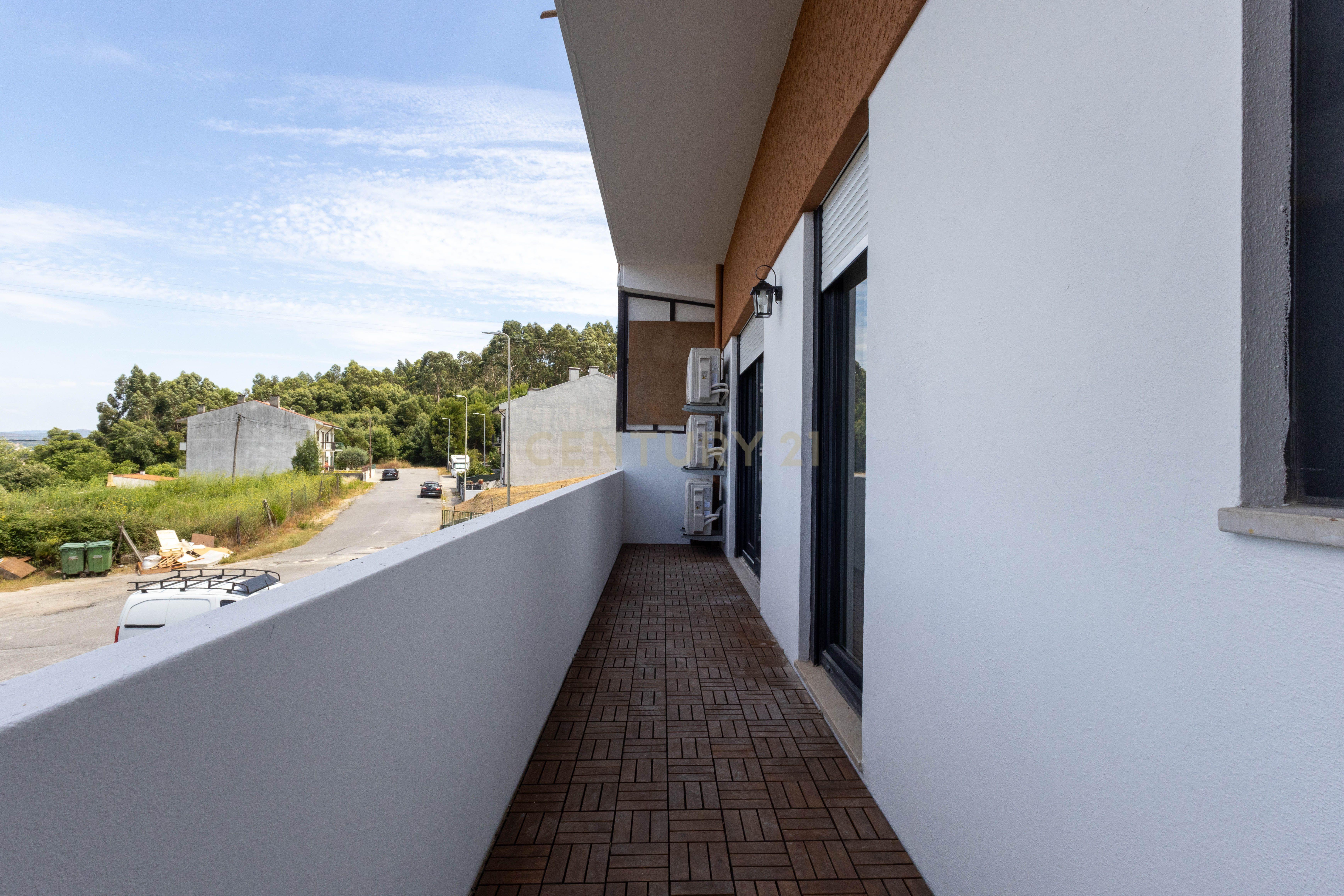 Fotografia 11 de Apartamento T2 Novo com 2 Suítes, Varanda e Lugar Duplo de Garagem