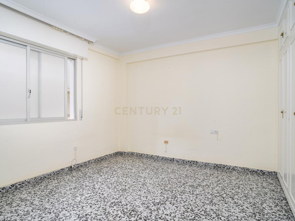 APARTAMENTO ESPAÇOSO DE 4 QUARTOS COM TERRAÇO EM MÁLAGA – LOCALIZAÇÃO PRIVILEGIADA E ELEVADO POTENCIAL - Image 13