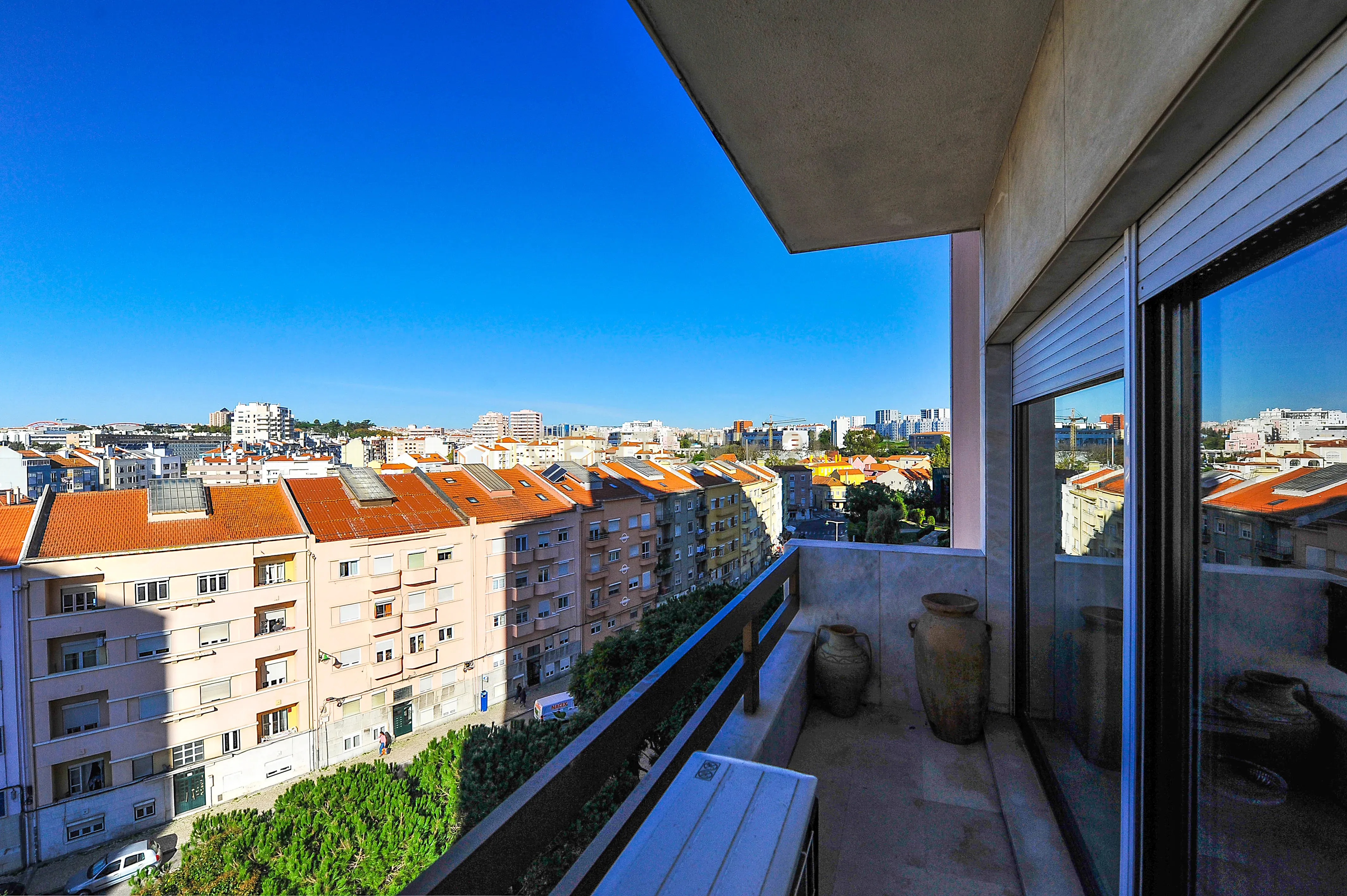 Espaçoso apartamento T4 em Condomínio Fechado, segurança 24h, na zona das Laranjeiras, na Calçada Palma de Baixo, perto das universidades - Image 15