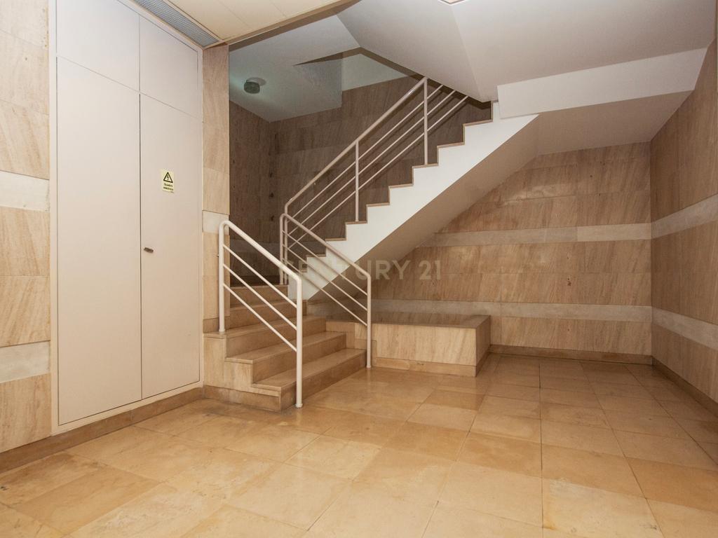Escritório/Consultório para arrendamento | Excelente Localização | Zona Premium de Telheiras | - Image 4