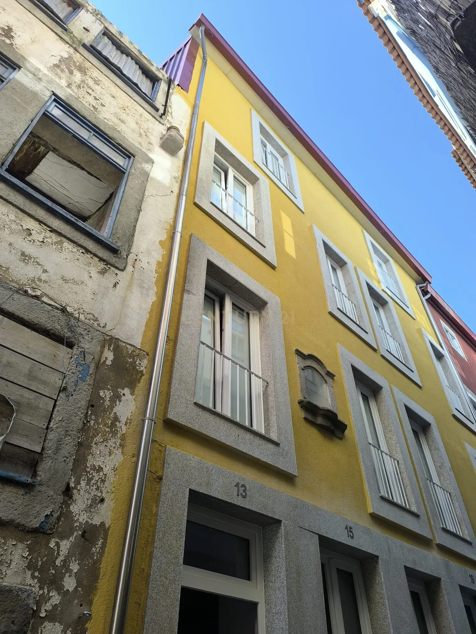 Fotografia 5 de Edifício típico no Porto entre a Sé e a Mouzinho da Silveira para reconstrução