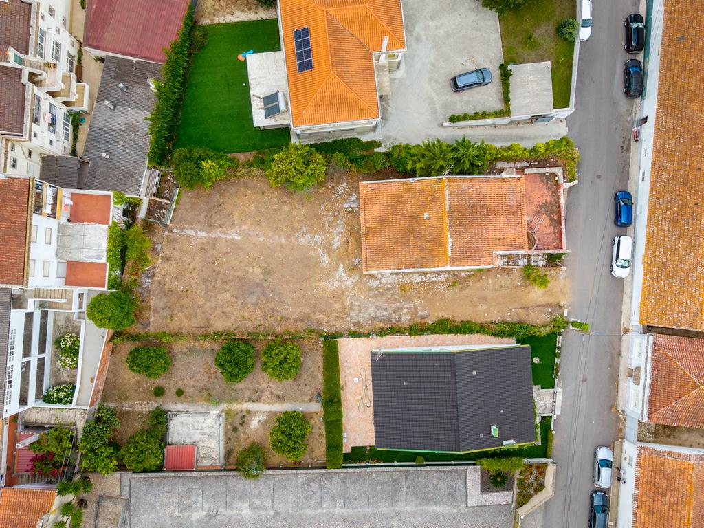 Moradia T5 para remodelar ou lote para construção — Centro do Bombarral - Image 19