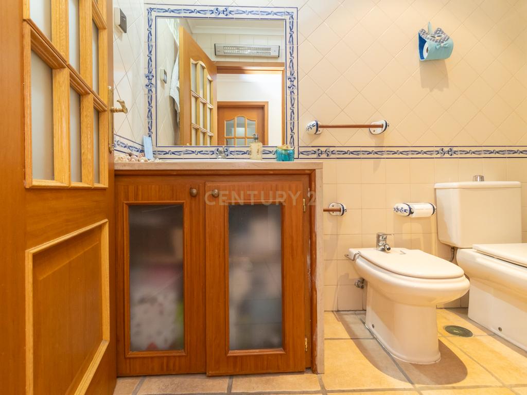 Moradia duplex de 5 assoalhadas com cave em Azeitão - Image 10