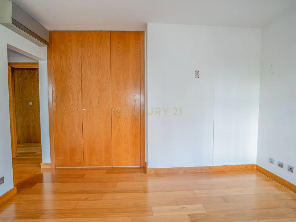 Apartamento T4 Premium com Terraço na Avenida da Independência - Image 29