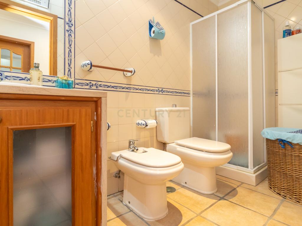 Moradia duplex de 5 assoalhadas com cave em Azeitão - Image 11
