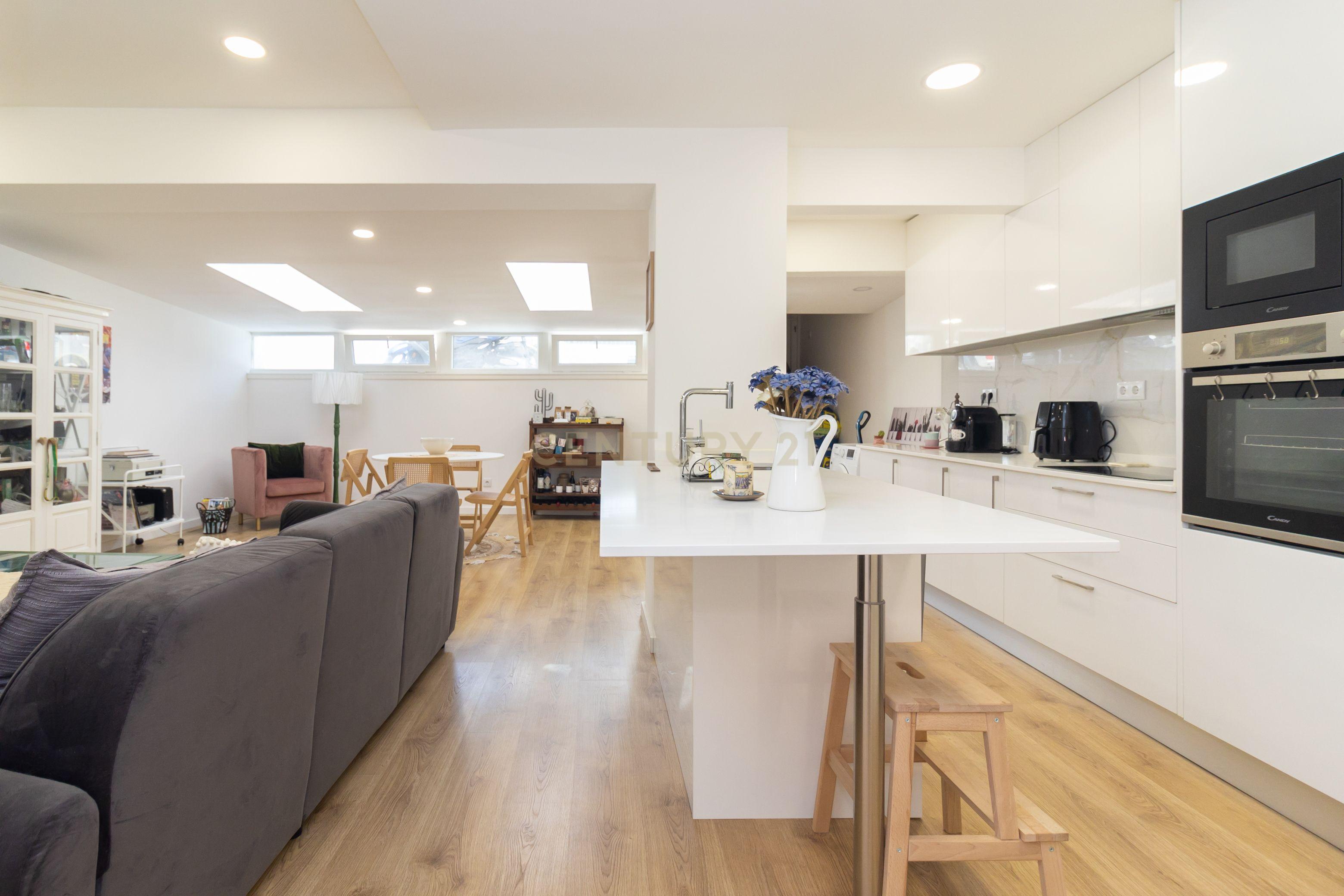 Apartamento T2 com quintal e estacionamento para morar ou investir! - Image 4