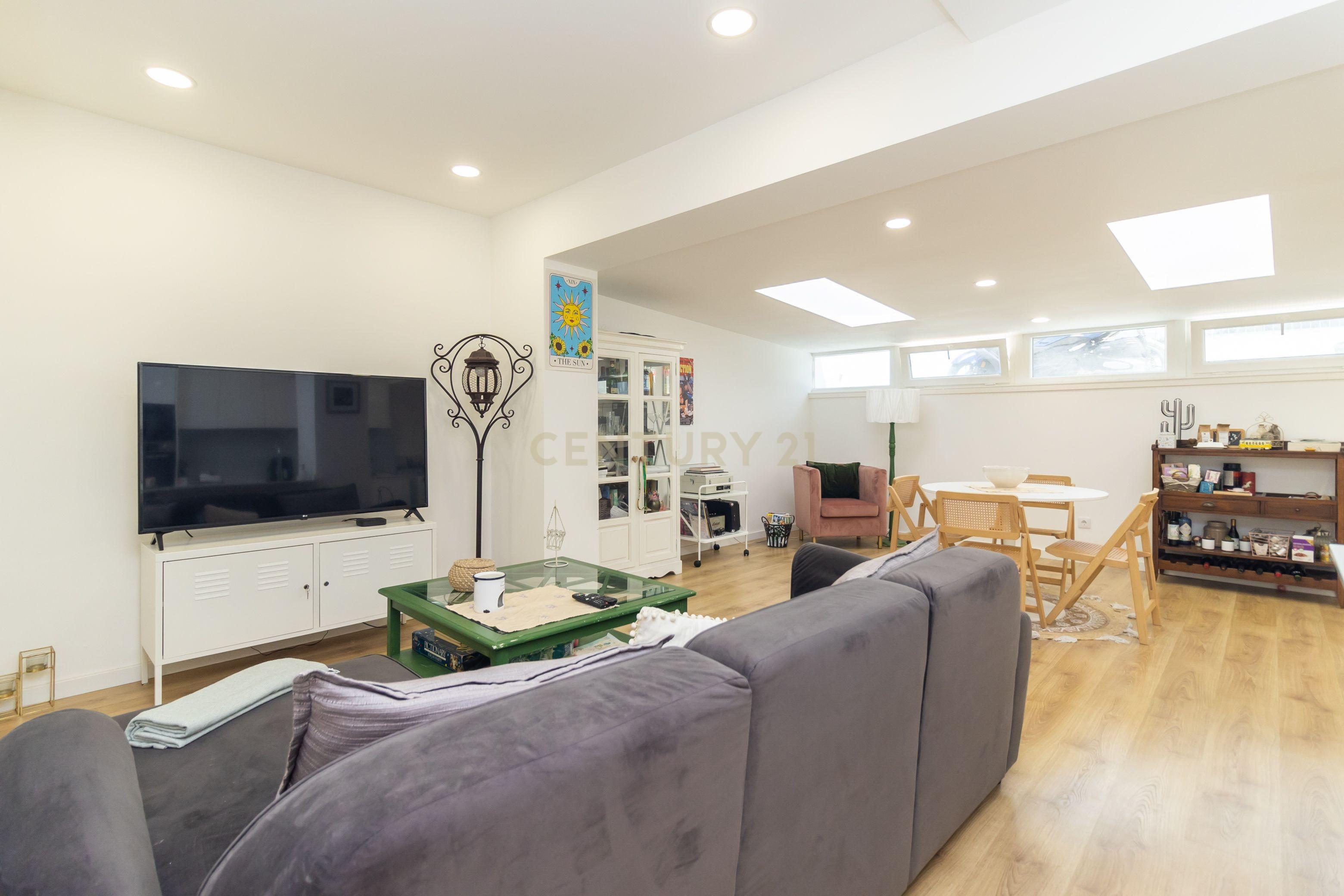 Apartamento T2 com quintal e estacionamento para morar ou investir! - Image 3