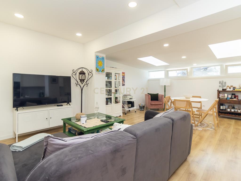 Apartamento T2 com quintal e estacionamento para morar ou investir! - Image 3