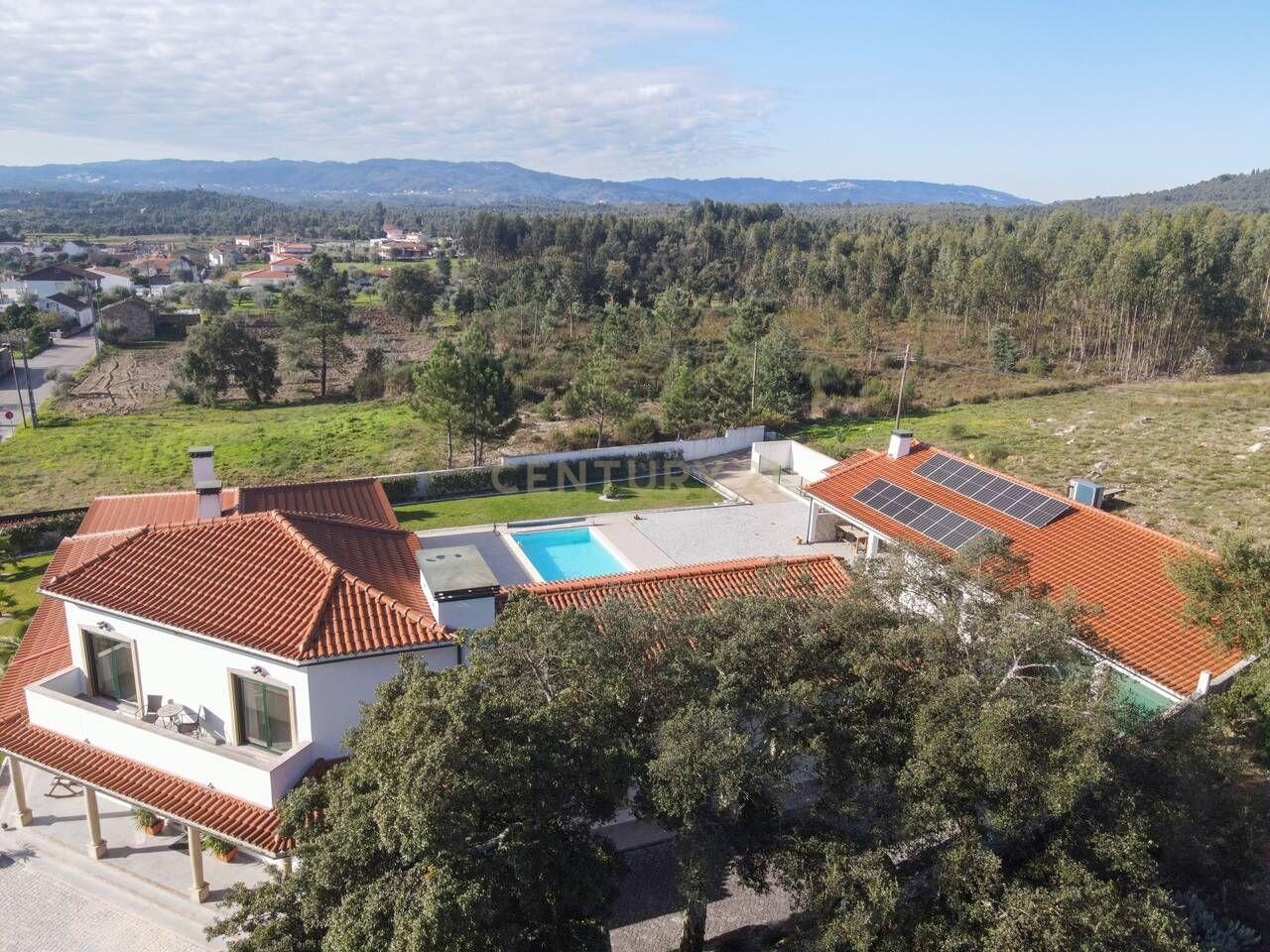 Moradia T4 de qualidade em estado novo com varanda coberta, piscina, terraço, jardim,canil,garagem dupla e vistas boas numa localização sossegada - Image 9