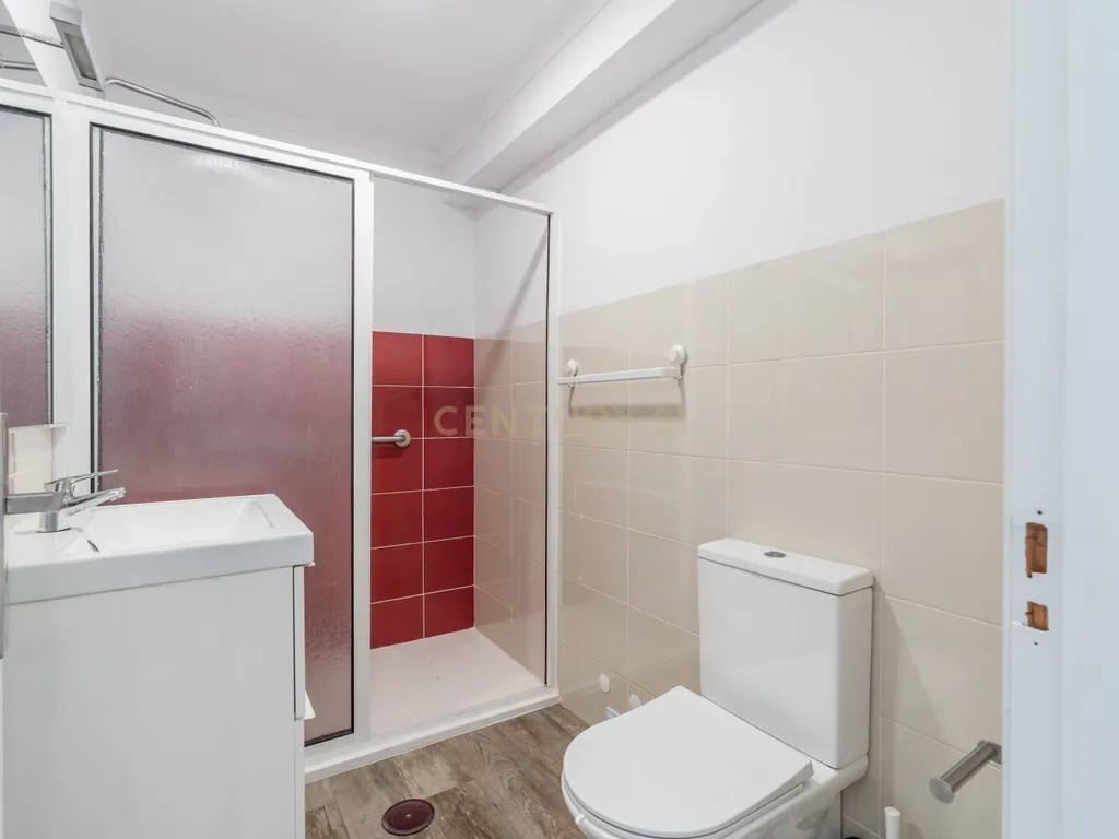 T4 Duplex totalmente renovado no Bairro do Progresso – Silves - Image 9