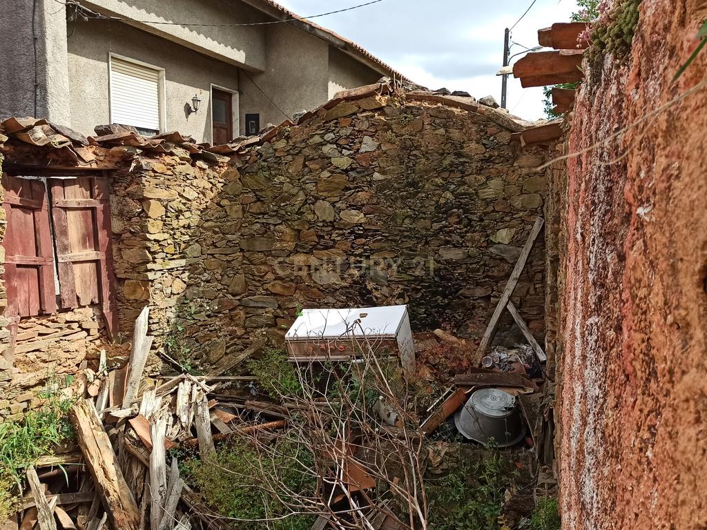 Casa Antiga em Coimbra para Recuperação com Boa Exposição Solar - Image 7