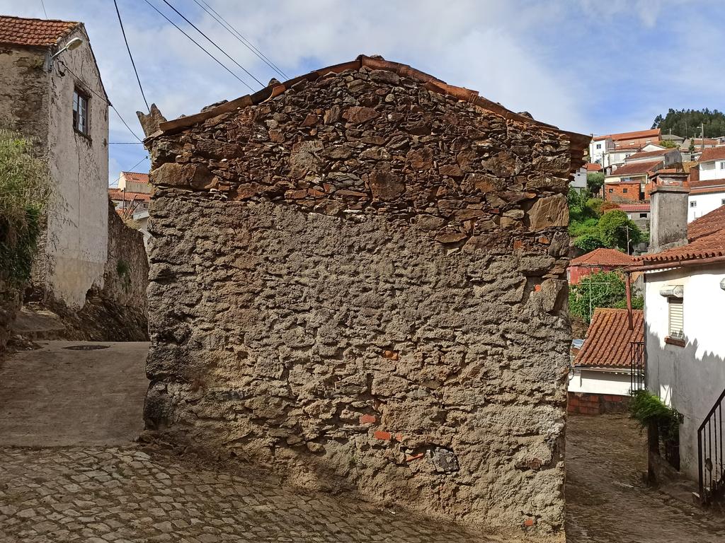 Casa Antiga em Coimbra para Recuperação com Boa Exposição Solar - Image 8