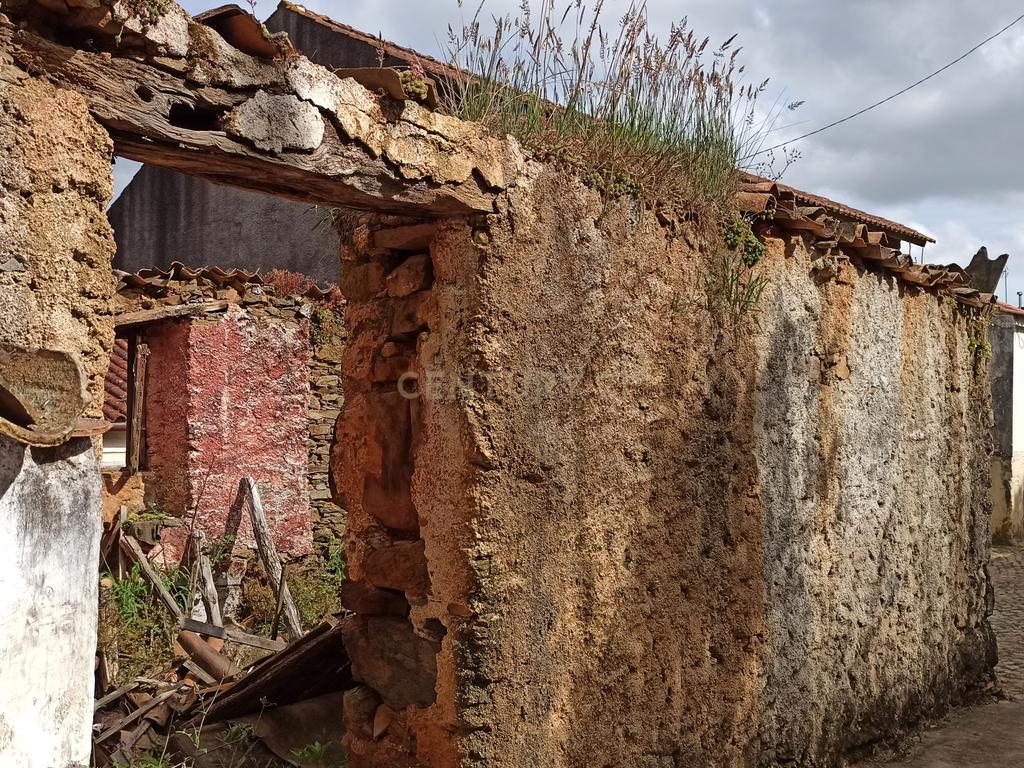 Casa Antiga em Coimbra para Recuperação com Boa Exposição Solar - Image 2