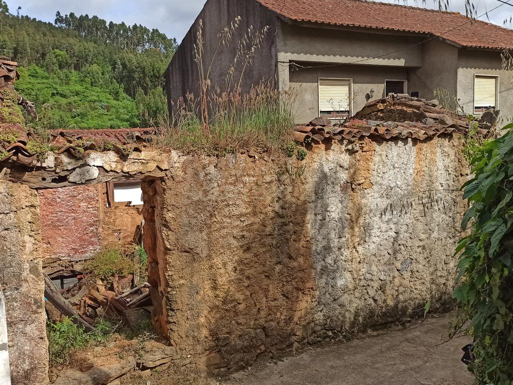 Casa Antiga em Coimbra para Recuperação com Boa Exposição Solar - Image 1