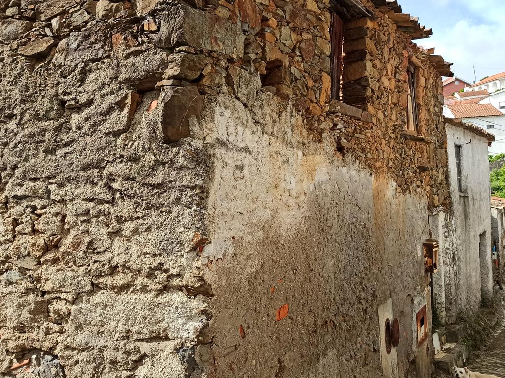 Casa Antiga em Coimbra para Recuperação com Boa Exposição Solar - Image 10