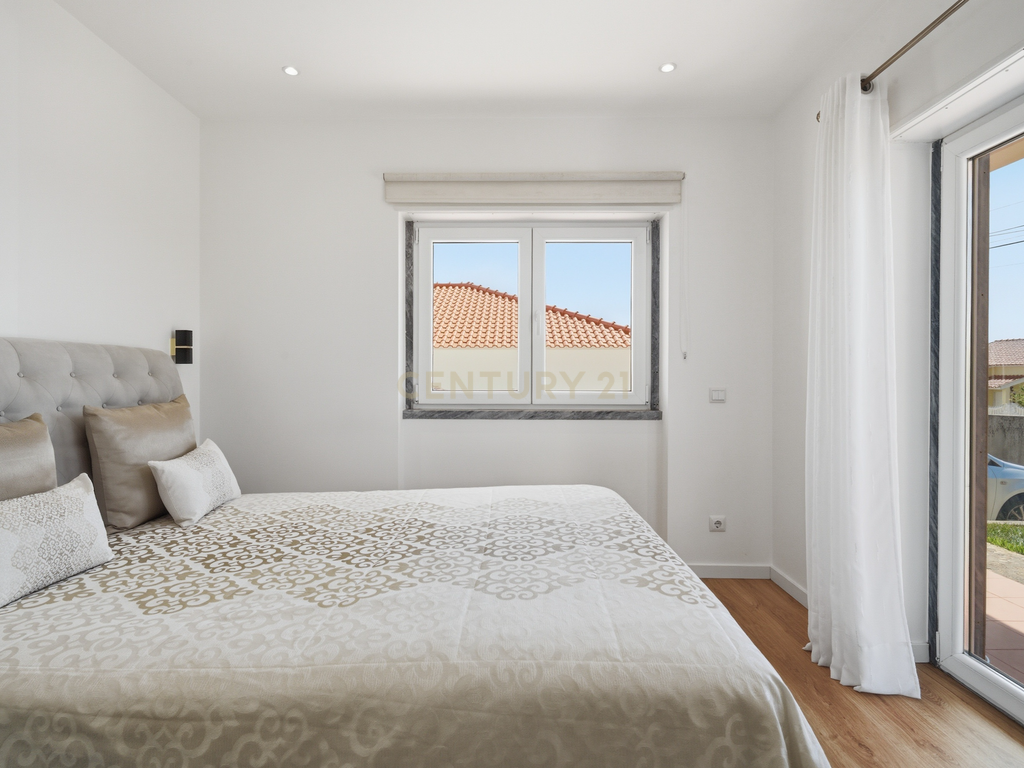 Moradia Isolada com Piscina em Lote de 908 m² | Sala Ampla | Jardim e Vista Desafogada -Mafra - Image 25