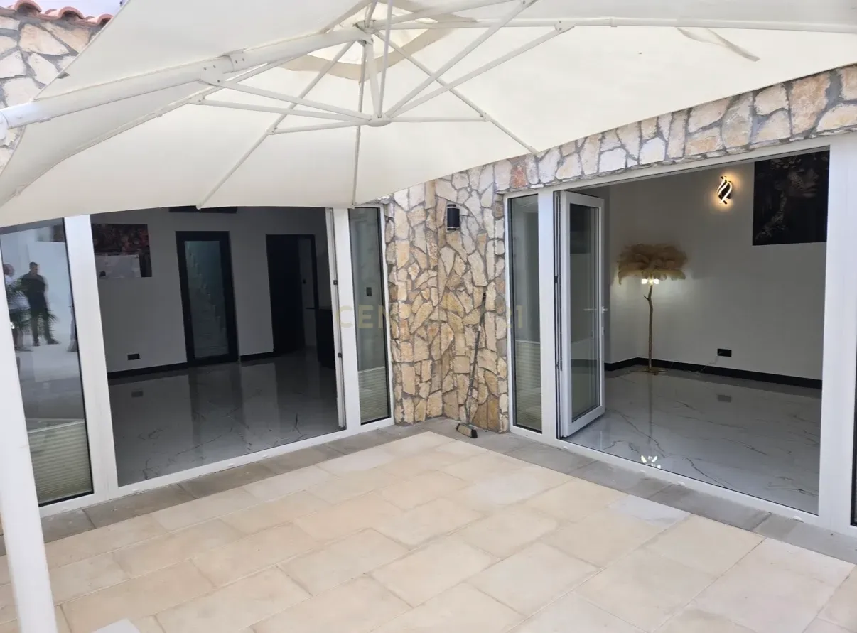 Fotografia 4 de Moradia de Luxo Renovada com Piscina, Vista Mar e estúdio para Rentabilização – Pêra, Algarve