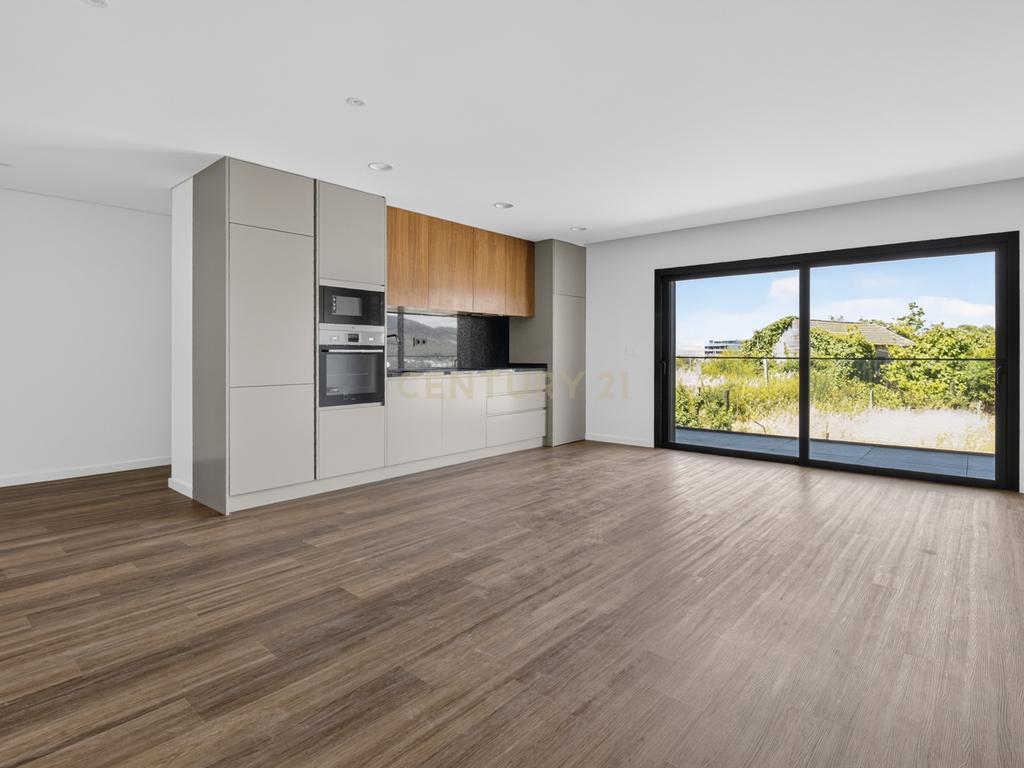 T3 Novo em Ferreiros, Braga | Suíte e 2 Quartos com Closet e Varanda Panorâmica - Image 2