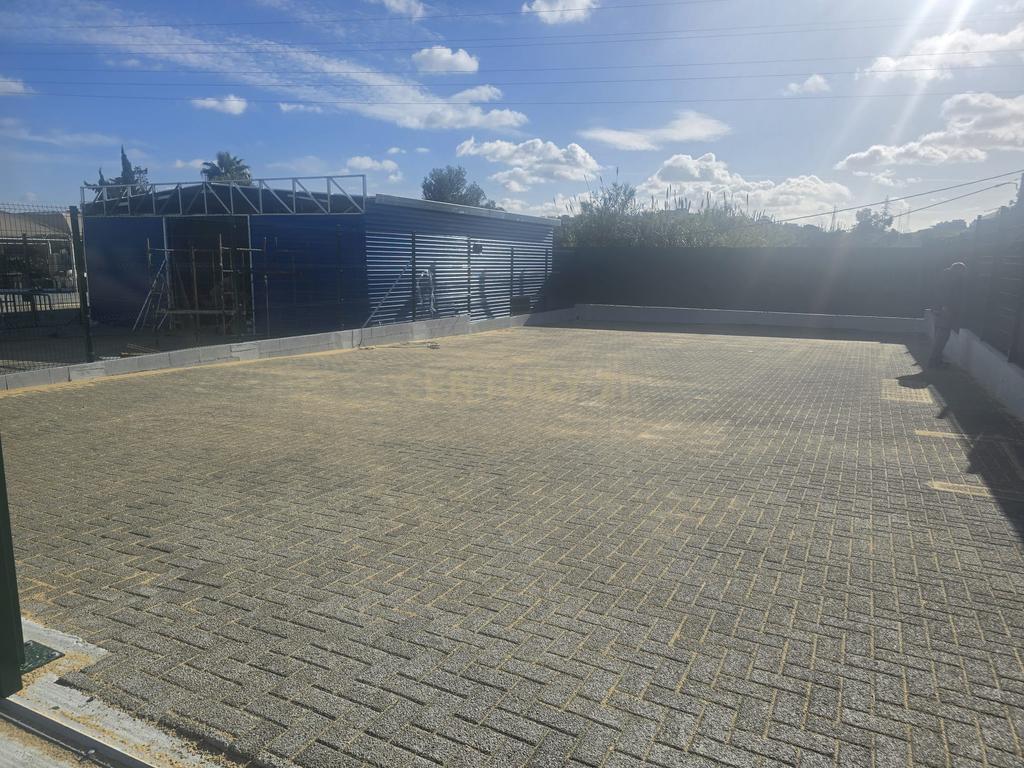 Cedência Espaço de terreno com uma área útil de 330 m² em Almada com Vista para a IC20 de Acesso Fácil - Image 4